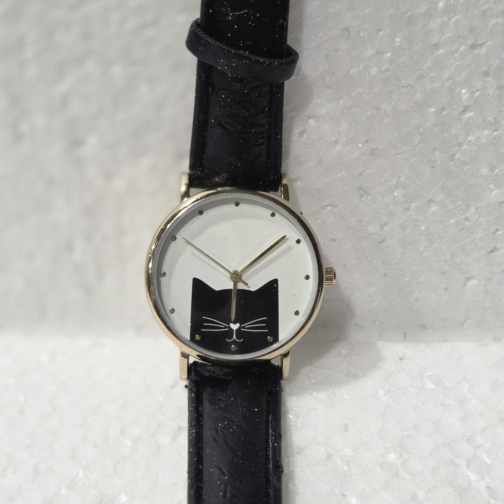 Black Cat Design Wristwatch - Picture 2 of 3